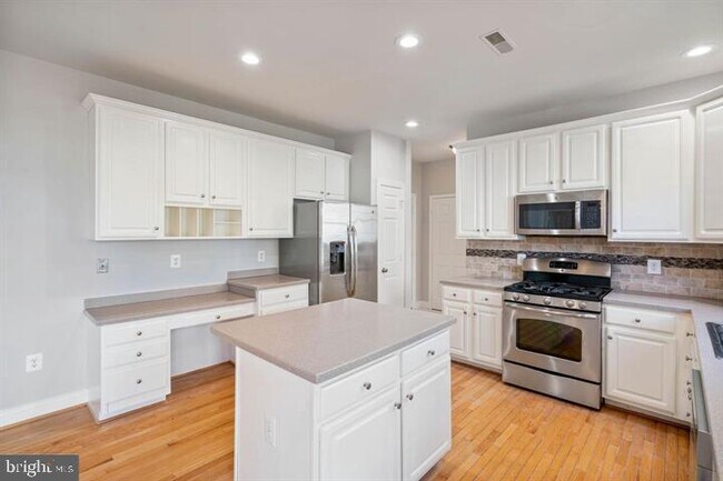 Building Photo - 2038 Madrillon Rd