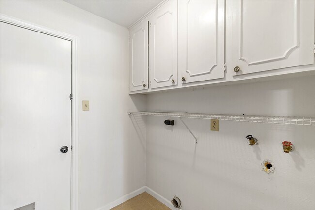 Building Photo - 10418 Sagemeadow Ln