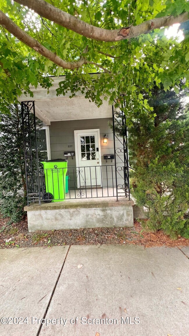 Primary Photo - 227 Warren St