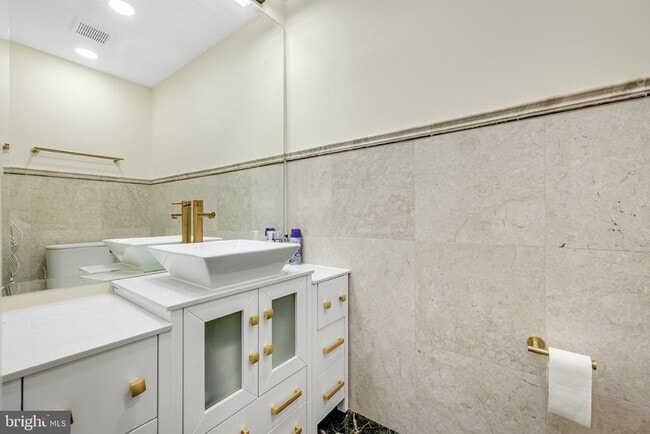 Building Photo - 10904 Gainsborough Rd