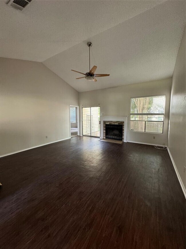 Building Photo - 2111 Castle View Dr