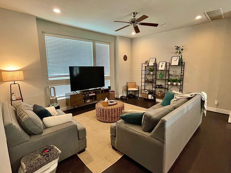 Building Photo - 2009 Patterson St