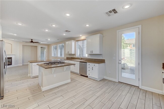 Building Photo - 536 Puenta Del Rey St