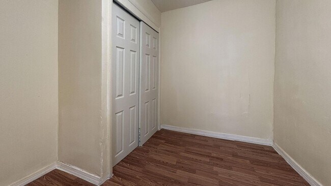 Building Photo - Charming 3-Bed Port Richmond Row Home