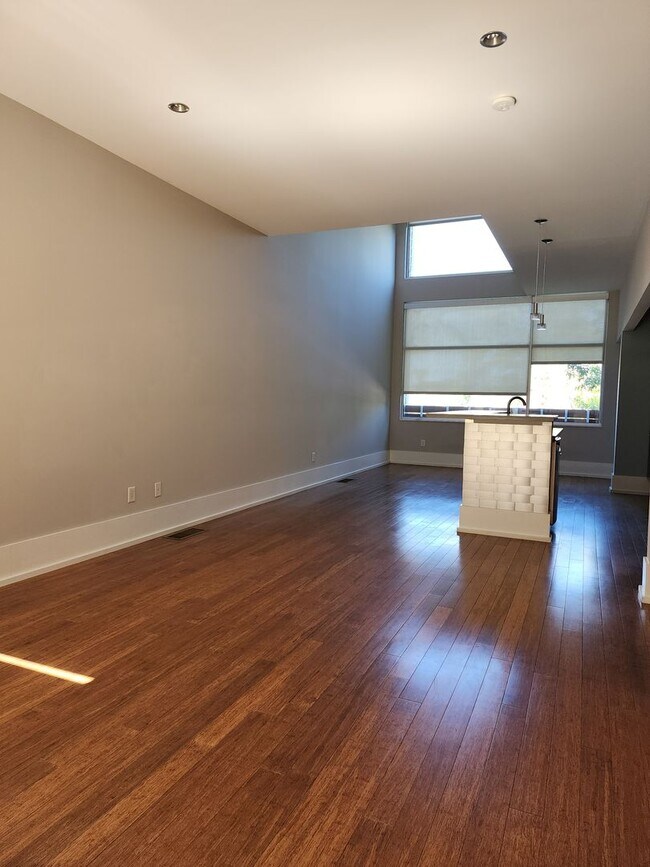 Building Photo - Contemporary Townhome East side of Downtow...