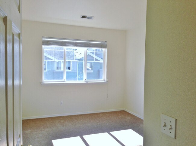 Building Photo - Bright and Spacious Bothell Condo Overlook...