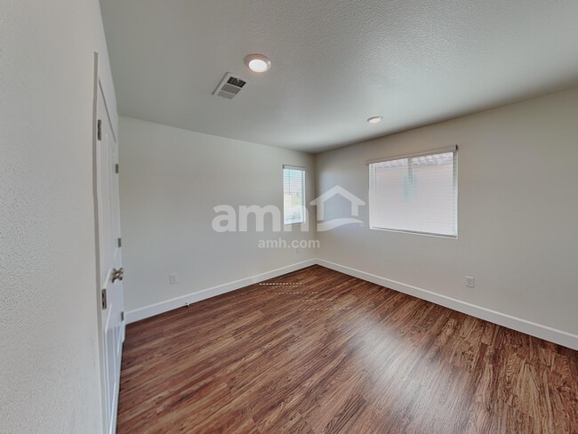 Building Photo - 696 N Water St