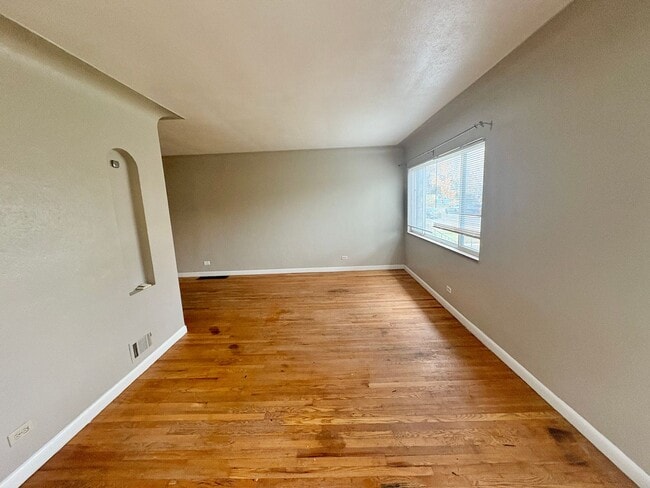 Building Photo - Charming 2 Bedroom Upper Unit onsite Laundry!