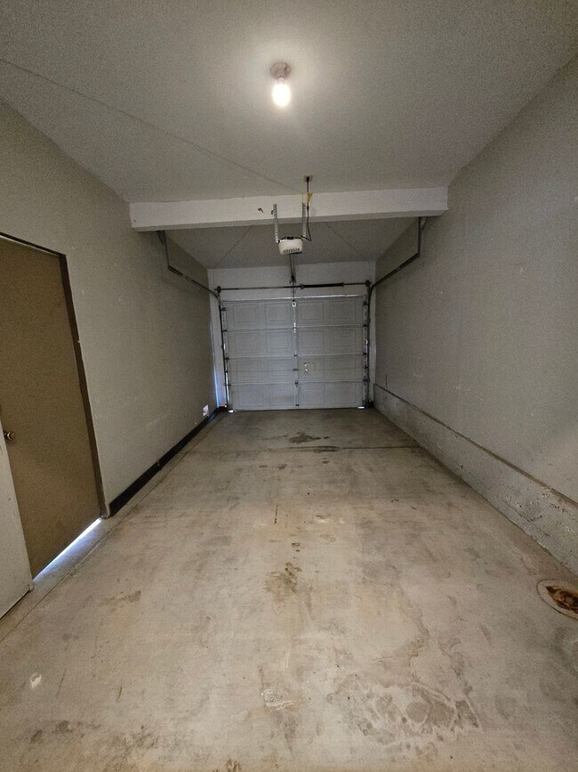 Building Photo - An Amazing Henderson 3 Bedroom Townhome!!