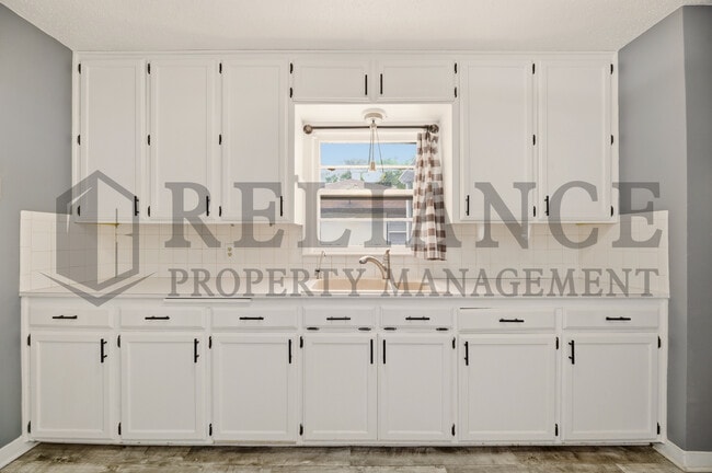 Building Photo - 1458 N Old Manor Rd