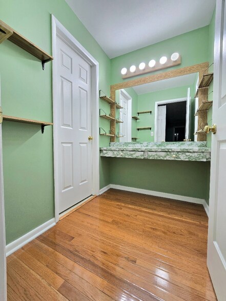 Building Photo - 821-21 Creek Ct