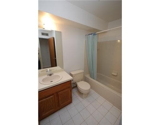 Full Bathroom - 3005 Fernwood Ave