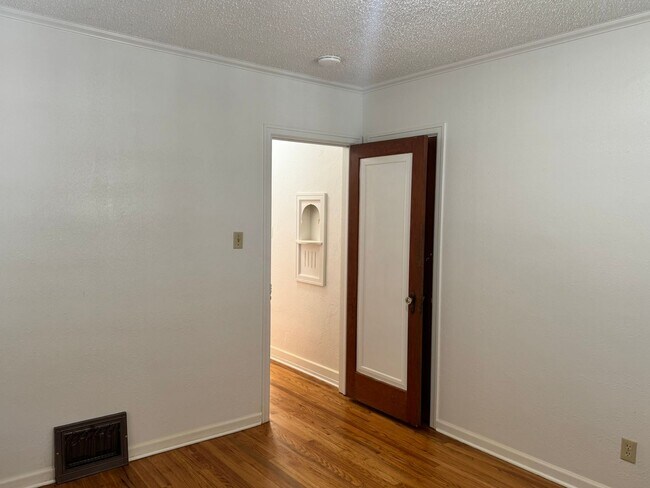Building Photo - 618 E 27th St
