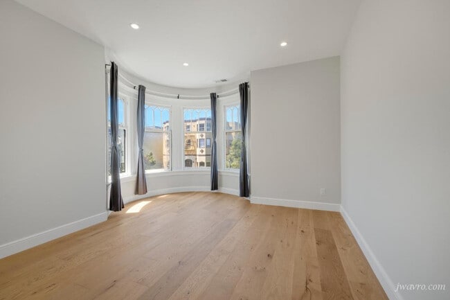 Building Photo - 439 Oak St