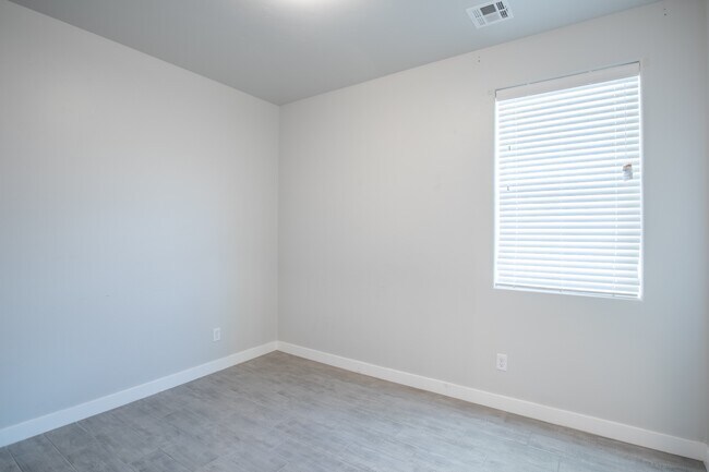 Building Photo - 6202 Bayberry Rd