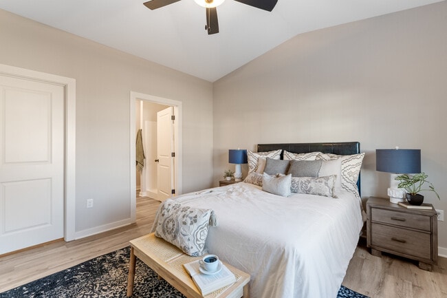 Building Photo - 2400 N Woodlawn Blvd