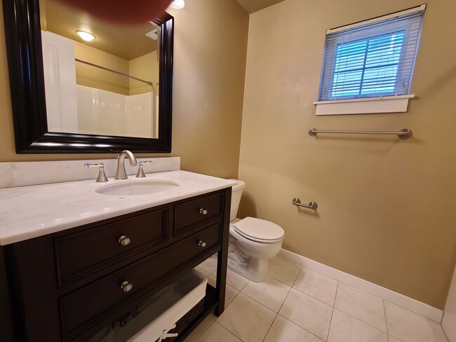 Building Photo - Beautiful 3 Bed 2.5 Bath Town house with A...