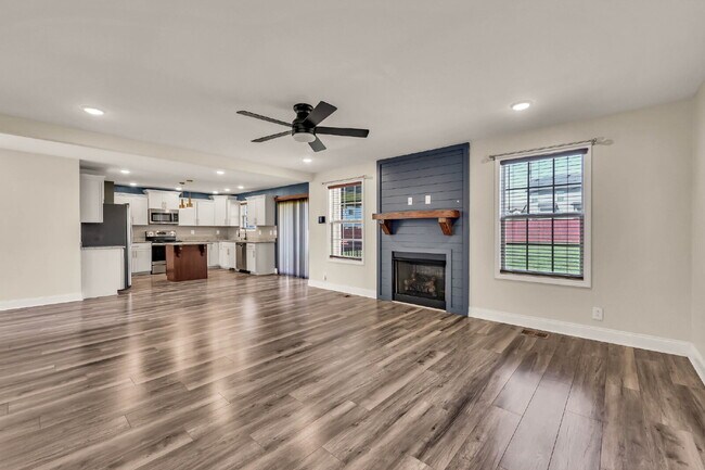 Building Photo - Close to Fort Campbell and MOVE IN READY!