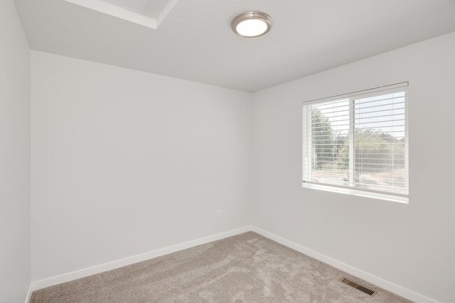 Building Photo - 2 Bedroom Cottage Now Available!