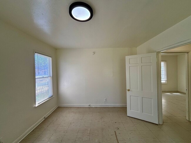 Building Photo - 1 Bedroom Home with Large Backyard on North Loop!