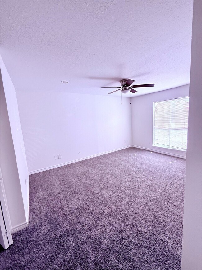 Building Photo - 5625 Antoine Dr