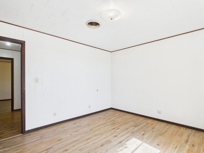 Building Photo - 126 Northwest Dr