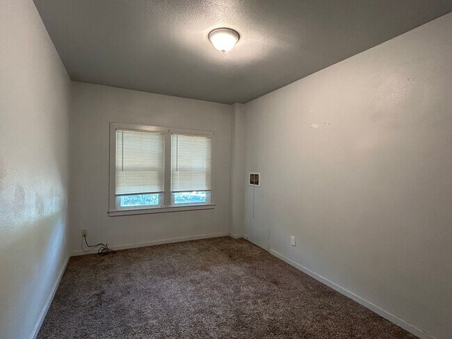 Building Photo - 8 Acacia Ave