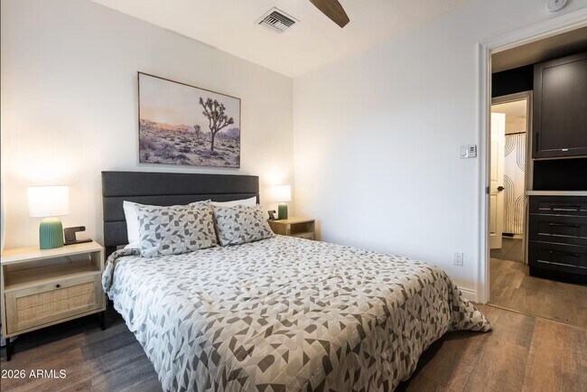 Building Photo - 2506 E Aster Dr