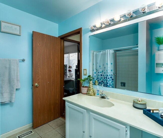 Building Photo - 2120 Brittany Ct