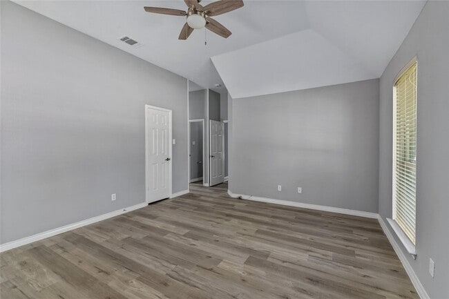 Building Photo - 630 Lakewood Dr