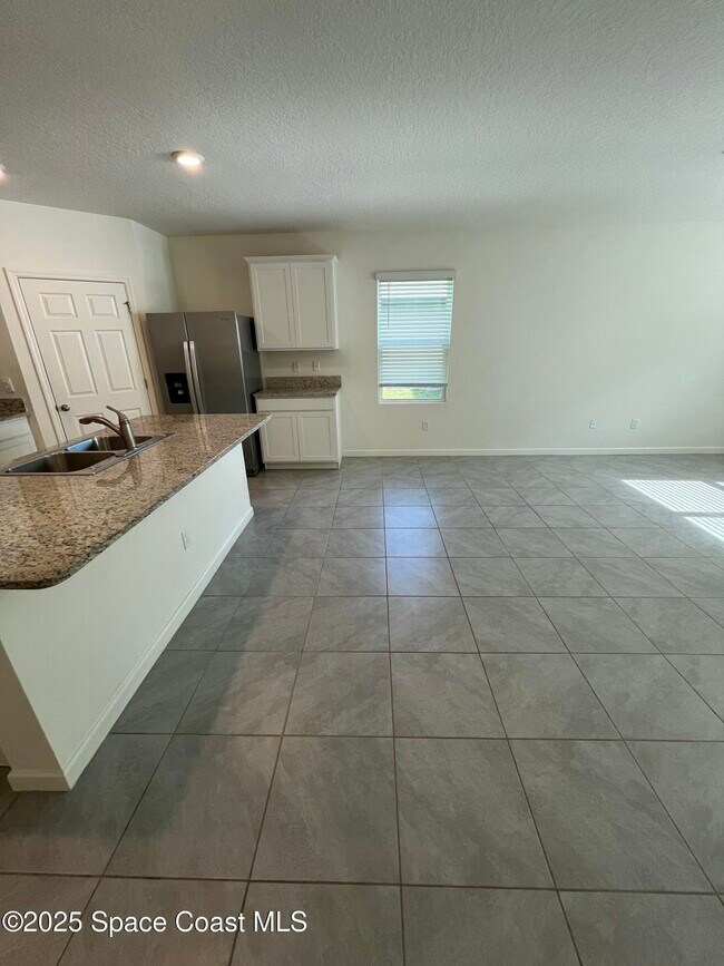 Building Photo - 7459 Tourmaline Dr