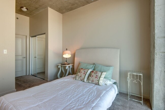 Building Photo - Downtown Luxury Living at The Encore