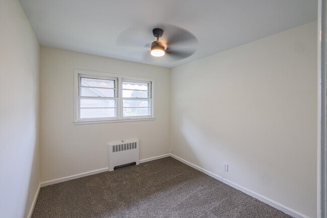 Building Photo - 2302 Farringdon Rd