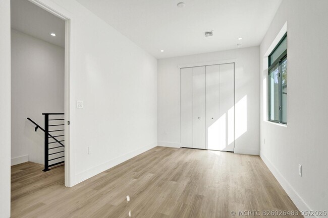 Building Photo - 604 SW 7th Ave