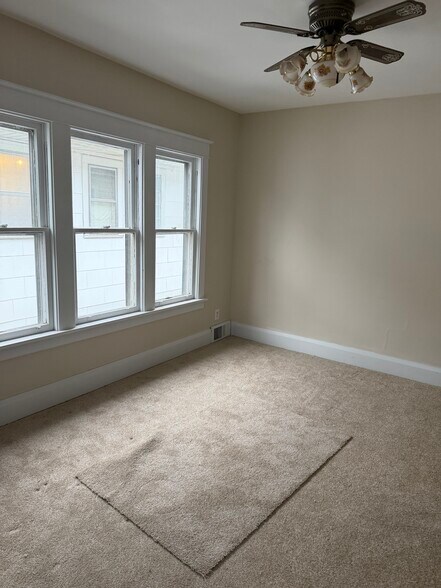 Building Photo - 75 Shoshone St