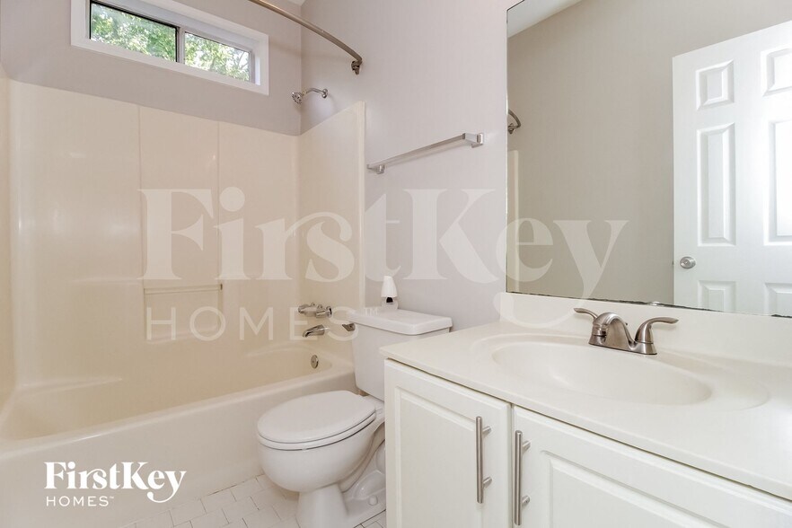 Building Photo - 224 Tennis Ct Ln