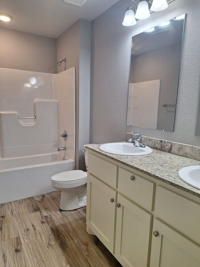 Building Photo - 3 bedroom Duplex