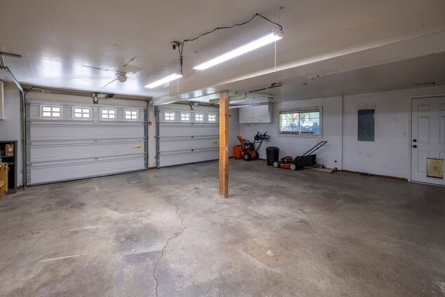 Building Photo - Large corner lot home in desirable Woodland Heights.