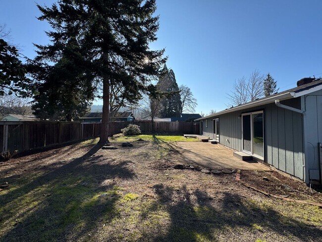 Building Photo - 3 Bedroom 1 Bath in Churchill Neighborhood