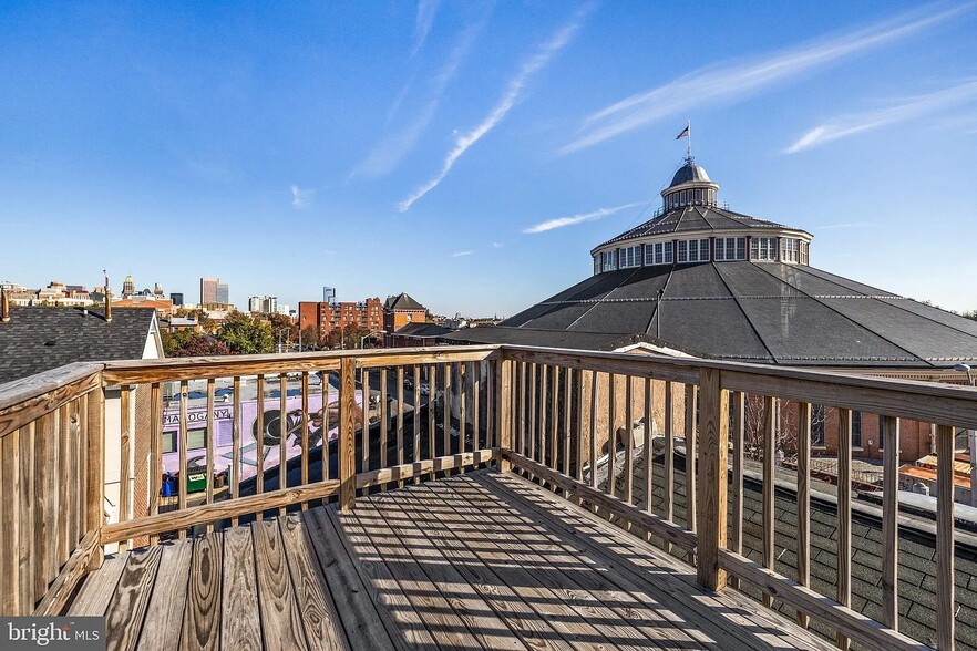 Building Photo - 926 W Pratt St