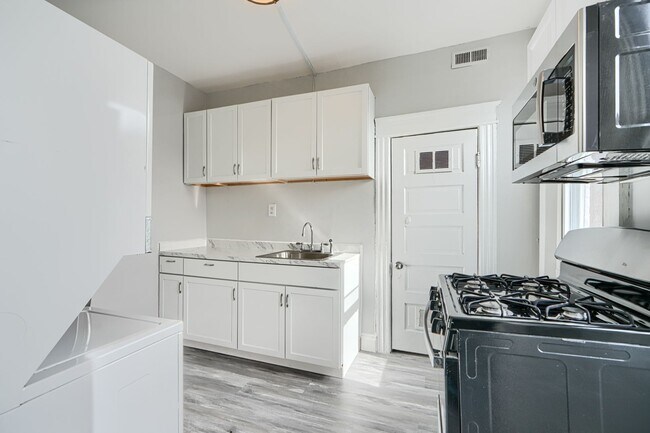 Building Photo - 400 N Hilton St