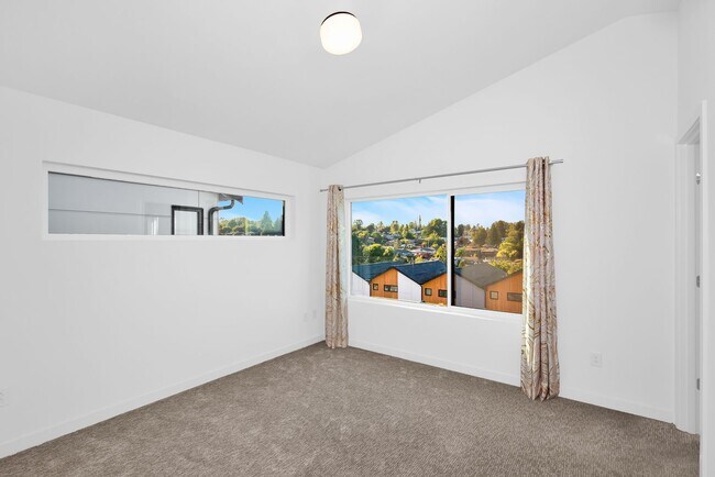 Building Photo - Contemporary 3 Bedroom 3 Bath with Attached Garage in Beacon Hill