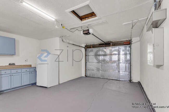 Building Photo - 1659 Knickerbocker Dr