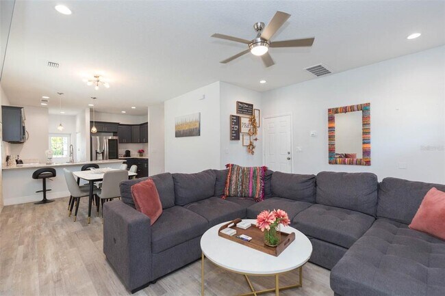 Building Photo - 2013 E Waters Ave