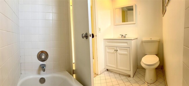 Building Photo - 1407 NE 56th St