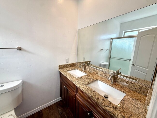 Building Photo - Great 3 Bedroom, 2 Bathroom Home Centrally Located- Available Now!