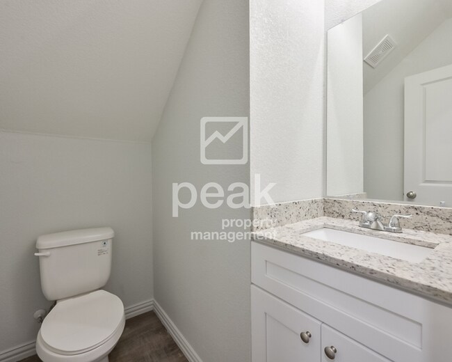 Building Photo - $1500! BEAUTIFUL 2 Bedroom Free application through 8/10! See information in description!
