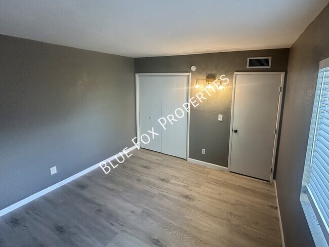 Building Photo - 3456 N Richland Dr