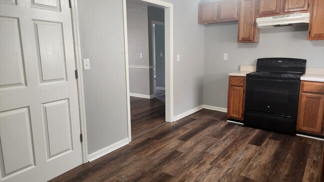 Building Photo - Refreshed 2BR/1BA duplex apartment for rent!