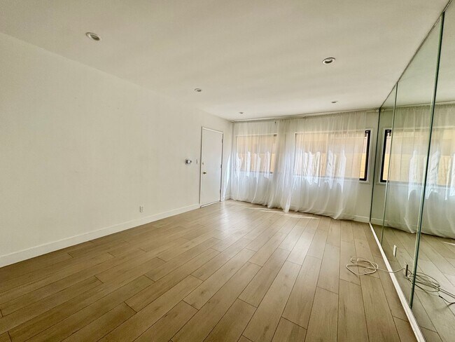 Building Photo - 337 Rexford Dr